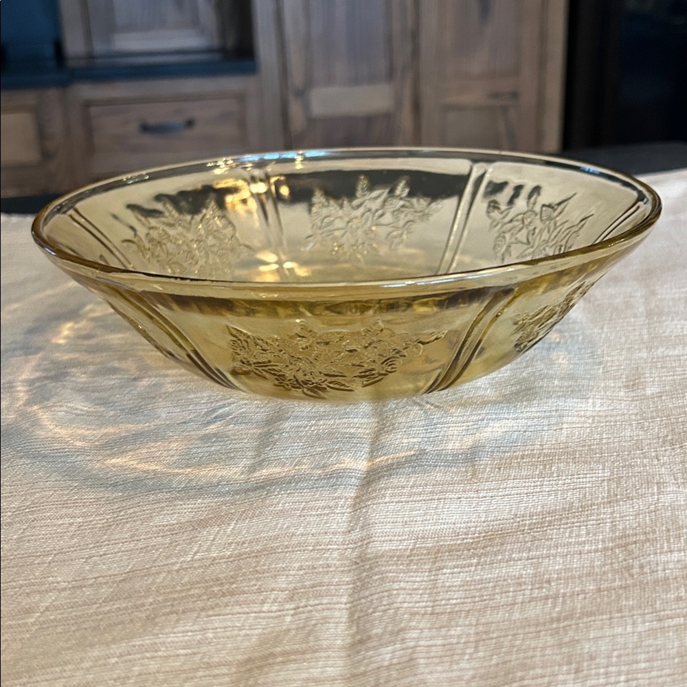 1930’s Federal Amber Yellow Depression Glass Sharon Cabbage Rose Serving Bowl - Picture 4 of 4